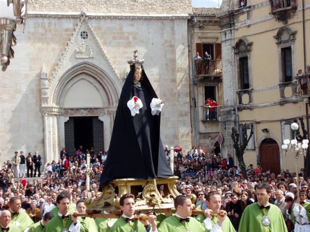 La Madonna che scappa: il rito pasquale più antico e curioso d'Italia | Strada dei Parchi