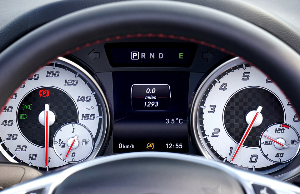Questa immagine ha l'attributo alt vuoto; il nome del file è mercedes-benz-1461509_960_720.jpg