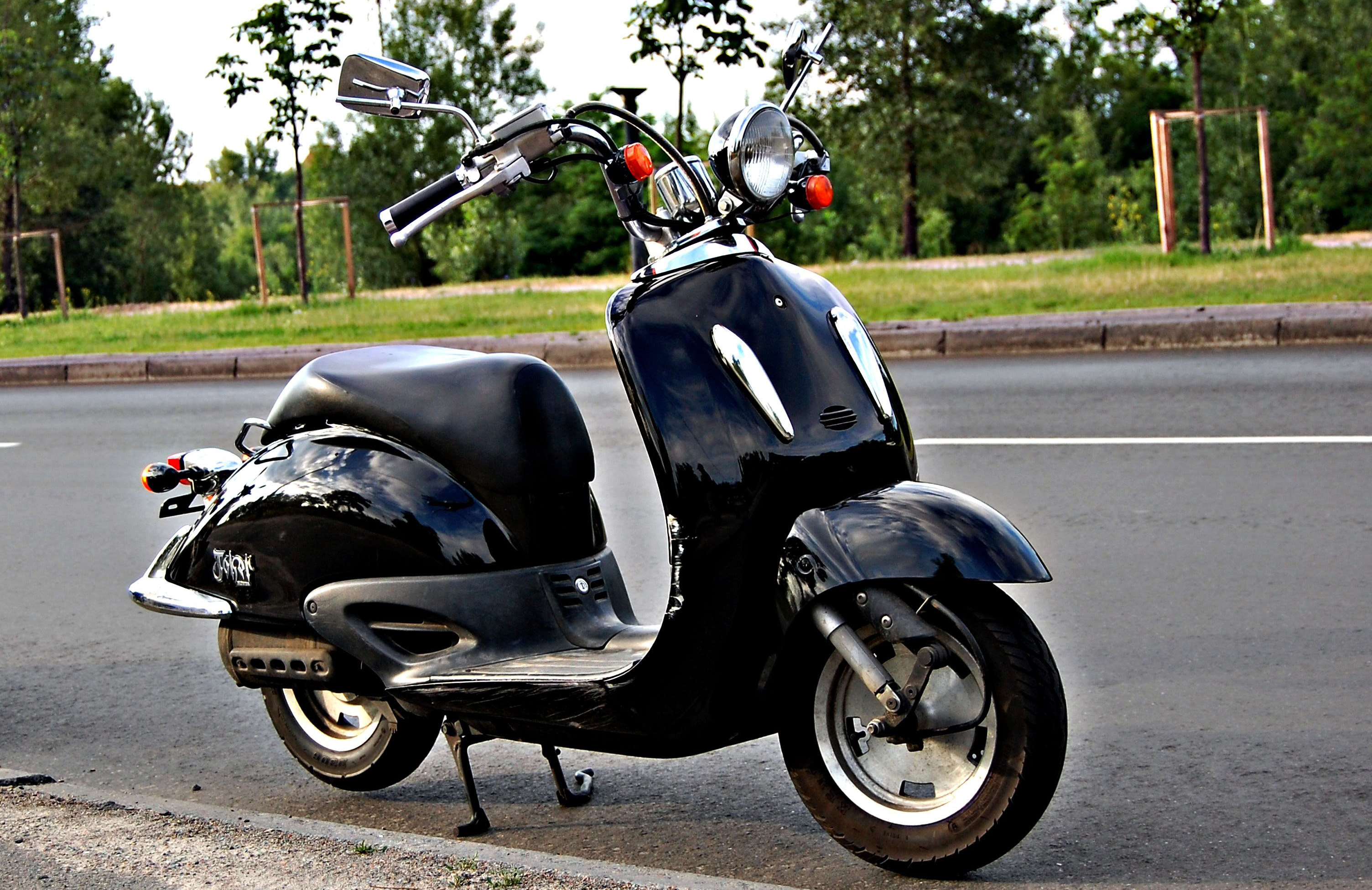 Questa immagine ha l'attributo alt vuoto; il nome del file è scooter.jpg