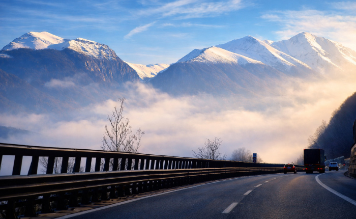 Guida in caso di nebbia: tutte le informazioni per un viaggio sicuro
